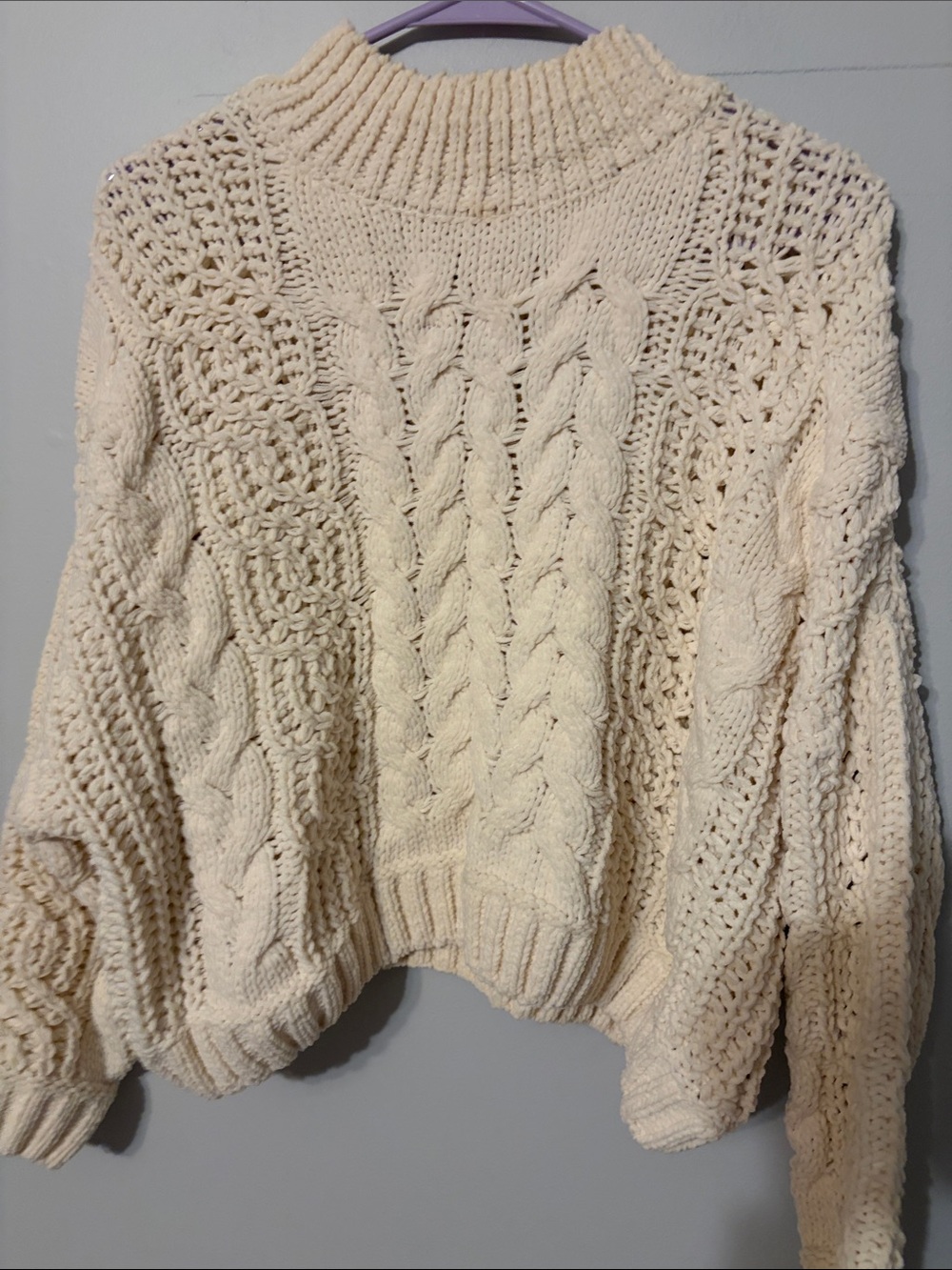 POL  Vanilla Cream  Loose Cable Knit Turtleneck Sweater. Med. 💯 Polyester.
